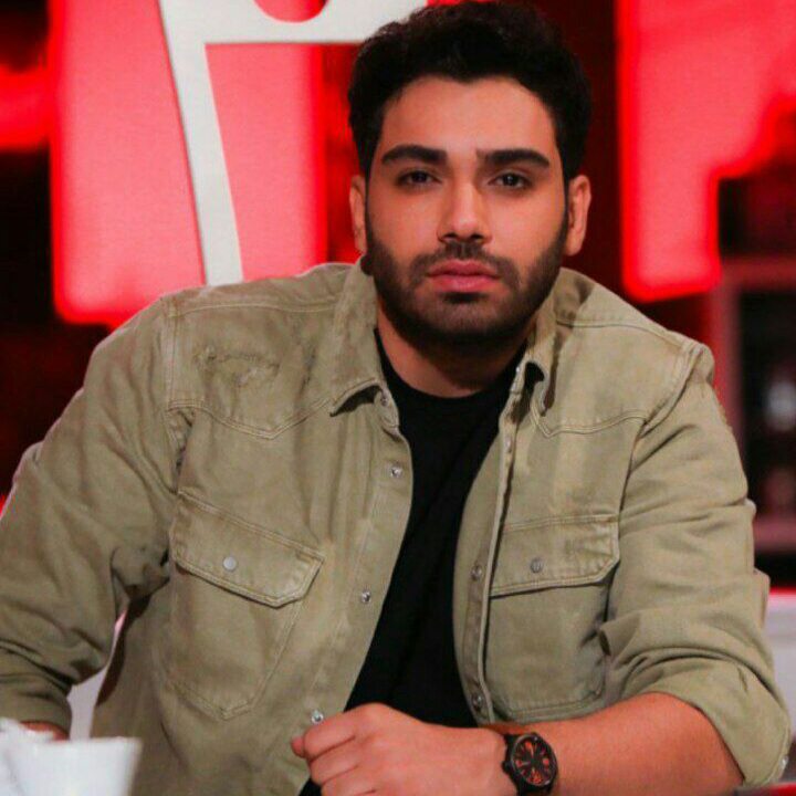 دانلود آهنگ سینا درخشنده روزی صدبار مینویسم روی کاغذهای کاهی